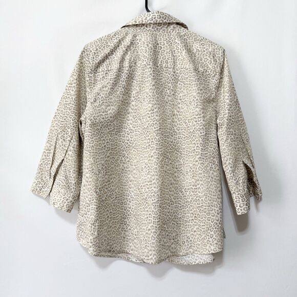 Chico’s Size 2 US 12/14 No Iron Leopard Print Pocket Detail Shirt Beige Classic - Picture 5 of 8